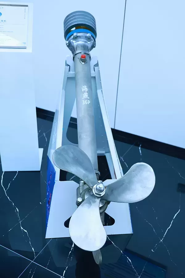 Marine-on-hook-propeller2 Marine-on-hook-propeller2